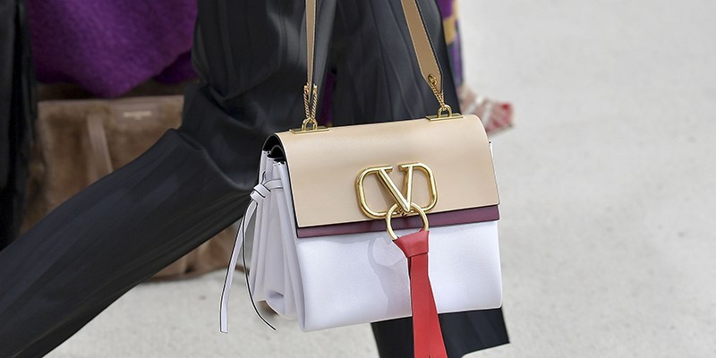 New It-bag: Valentino Vring bag directly in my #wishlist on Fashion and Cookies fashion blog, fashion blogger style