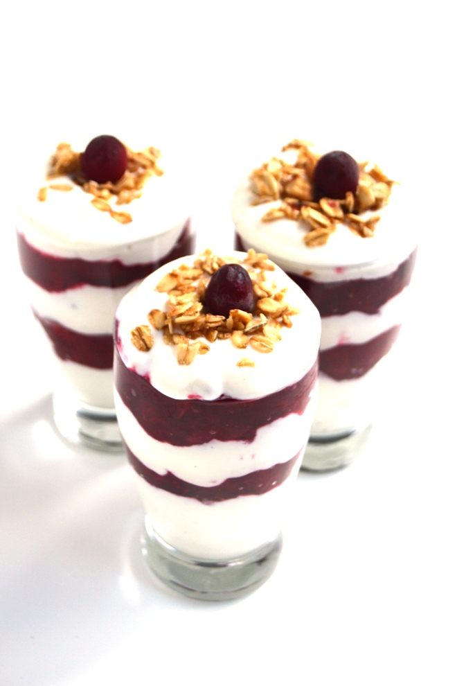  Cranberry Greek Yogurt Parfaits are full of flavor with fresh cranberry sauce, protein-packed Greek yogurt and crunchy granola for the perfect breakfast! www.nutritionistreviews.com