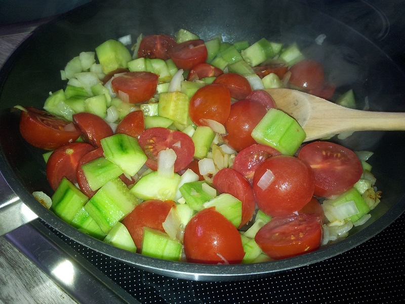 Die Hobbykochbäcker: Tomaten-Gurken-Brunch-Soße mit Nudeln