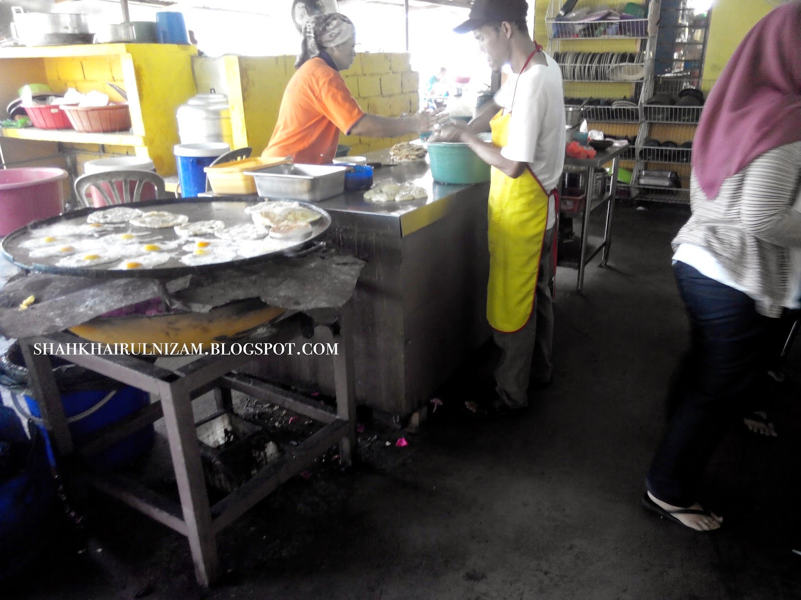 Pencari Makan Travel Food Roti Canai Kayu Arang Bakar Melaka Dapur Arang Bakar Roti Canai Telor Goyang
