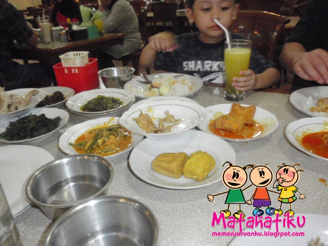~ Blog Diari Famili Kami ~: Diary Bandung: 1st Day Dinner + Dse Dago