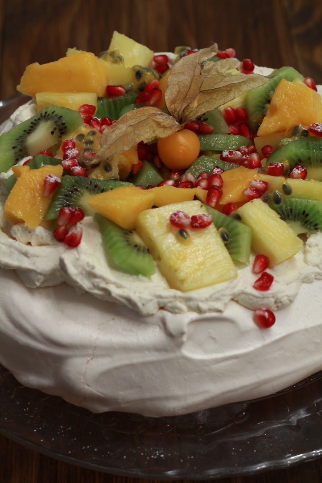 Pavlova aux fruits exotiques (essai avec de la meringue suisse ) / On