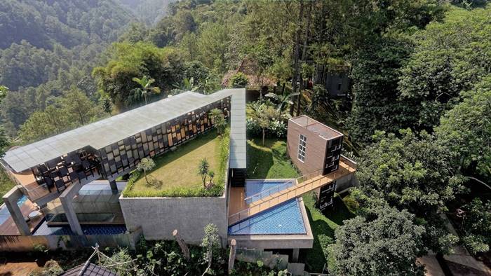 Hanging Villa in the forest on a hillside in Indonesia 