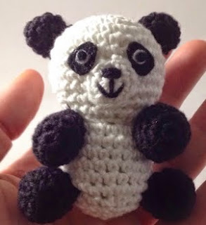 http://ganchibearte.blogspot.com.es/2015/03/tito-panda-free-pattern.html