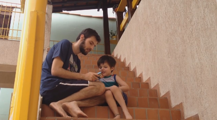 Pai e filho jogando A Fantástica Fábrica de Histórias para Crianças