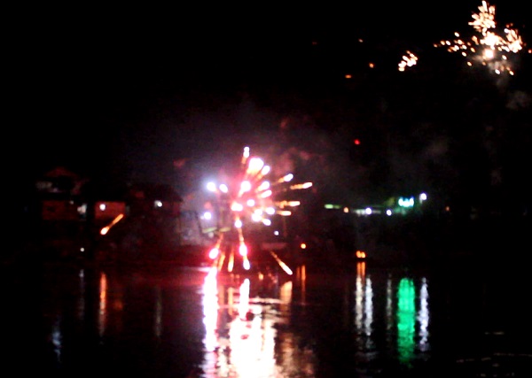 Hari Raya Idul Fitri Terasa Meriah Ditepi Sungai Hari Raya Idul Fitri Terasa Meriah Ditepi Sungai