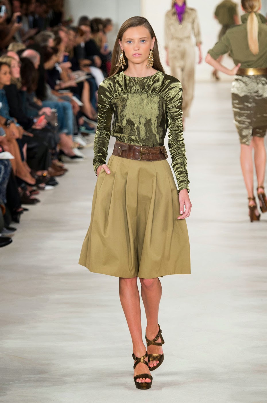 Dolce gabbana платье бордовое. коллекция дольче габбана 2015. томми хилфигер новая коллекция 2021. томми хилфигер коллекции. круизная коллекция дольче габбана.