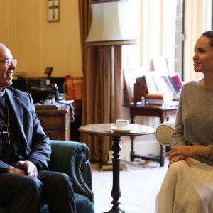 Angelina Jolie olvida usar sosten en visita a Arzobispo