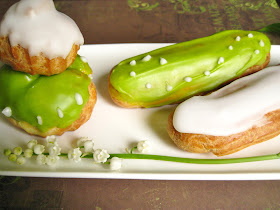 Eclairs et religieuses vert et blanc à la crème pâtissière à la vanille