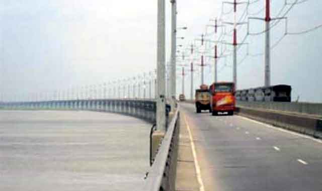 Bangabandhu bridge crosses a sudden fire; বঙ্গবন্ধু সেতু পারাপারকালে ট্রাকে আকস্মিক আগুন ; টোল আদায় বন্ধ