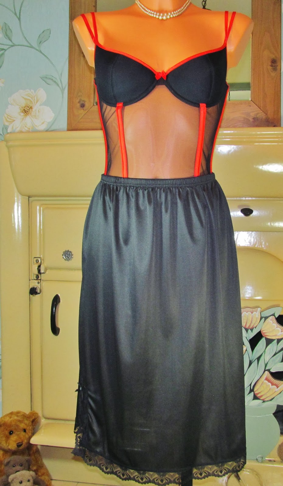 VINTAGE BLACK SLIPPY NYLON LACEY HALF SLIP PETTICOAT UNDER SKIRT L