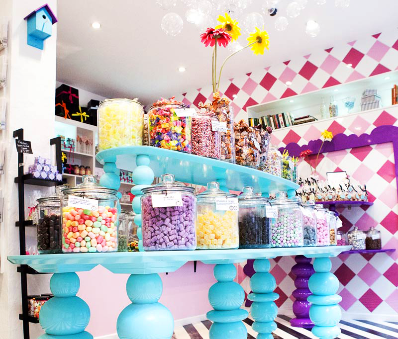 Candy candy shop 1. Candy Candy shop магазин сладостей. Витрина со сладостями. Витрина магазина сладостей. Витрина магазина вкусняшек.