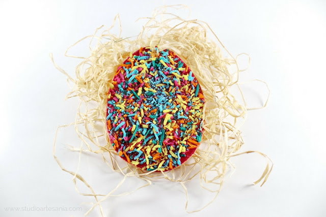 DIY Cookies-looking Easter eggs table decoration