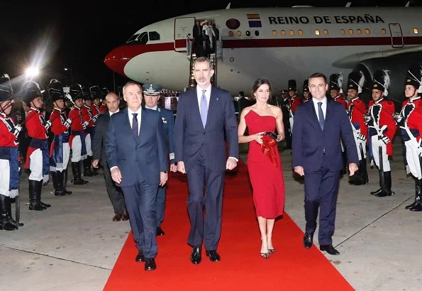 Queen Letşzşa wore a new red dress by Spanish designer Roberto Torretta. First Lady Juliana Awada is wearing grey squin dress