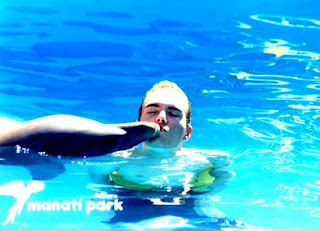 Luka Magnotta kissing Flipper