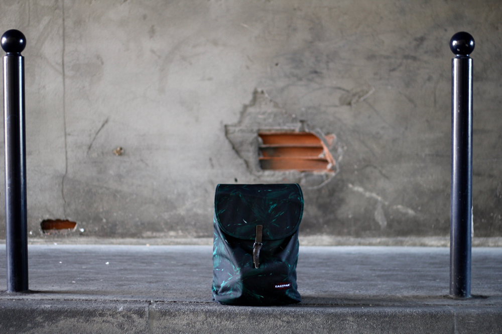 BLOG-MODE-HOMME-VOYAGE-STYLE_CASUAL_eastpak_sac-à-dos-backpack-vert-exclusif-chaussures--lunettes-cuisses-de-grenouilles-see-concept-collaboration-petit-standard-apc-noir-scotch-soda-paris-bordeaux