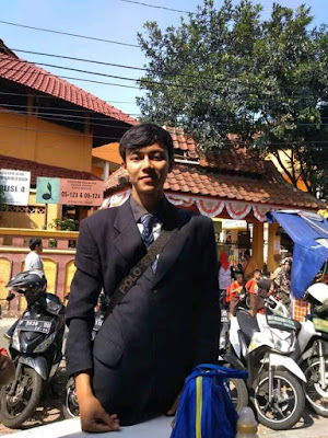 Tukang tahu keren. Jualan pake motor sport dan pake jas dasi Tukang tahu keren. Jualan pake motor sport dan pake jas dasi