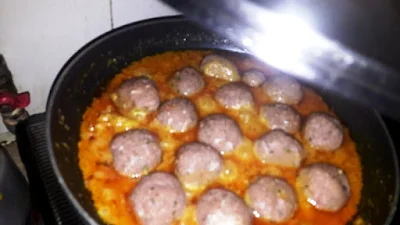 cook-meat-balls-in-gravy