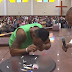 Pastor da IURD “testa” libertação de viciados com drogas durante o culto