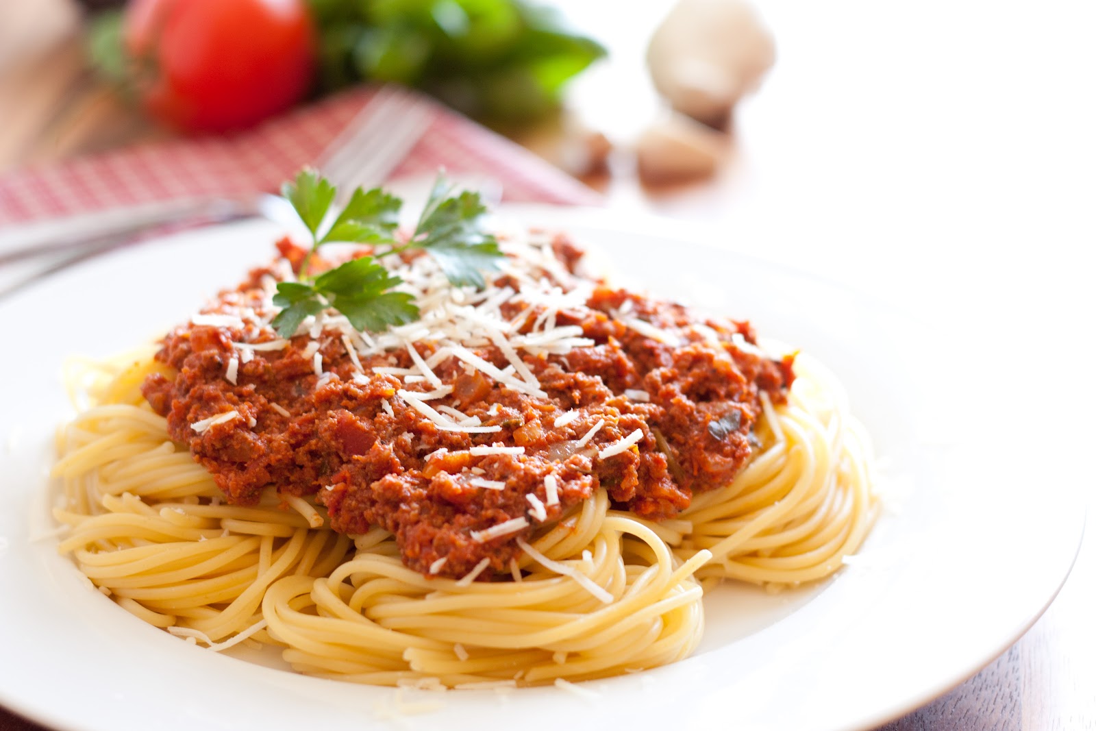 Спагетти болоньезе томатная паста. Равиоли болоньезе. Спагетти баланьез. Спагетти с соусом болоньезе. Спагетти в соусе Болоньез.