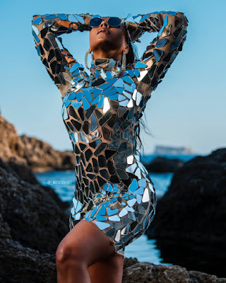 Music star #Ashanti dazzles in metallic dress