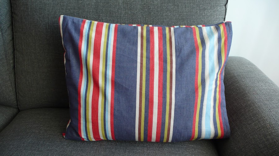 Cose-un-cojin-rectangular-sin-cremallera