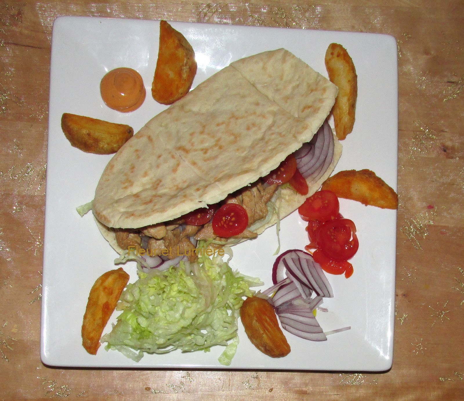 Fleur et Lumière Kebab salade tomate oignon maison ^^ Dinde, sauce
