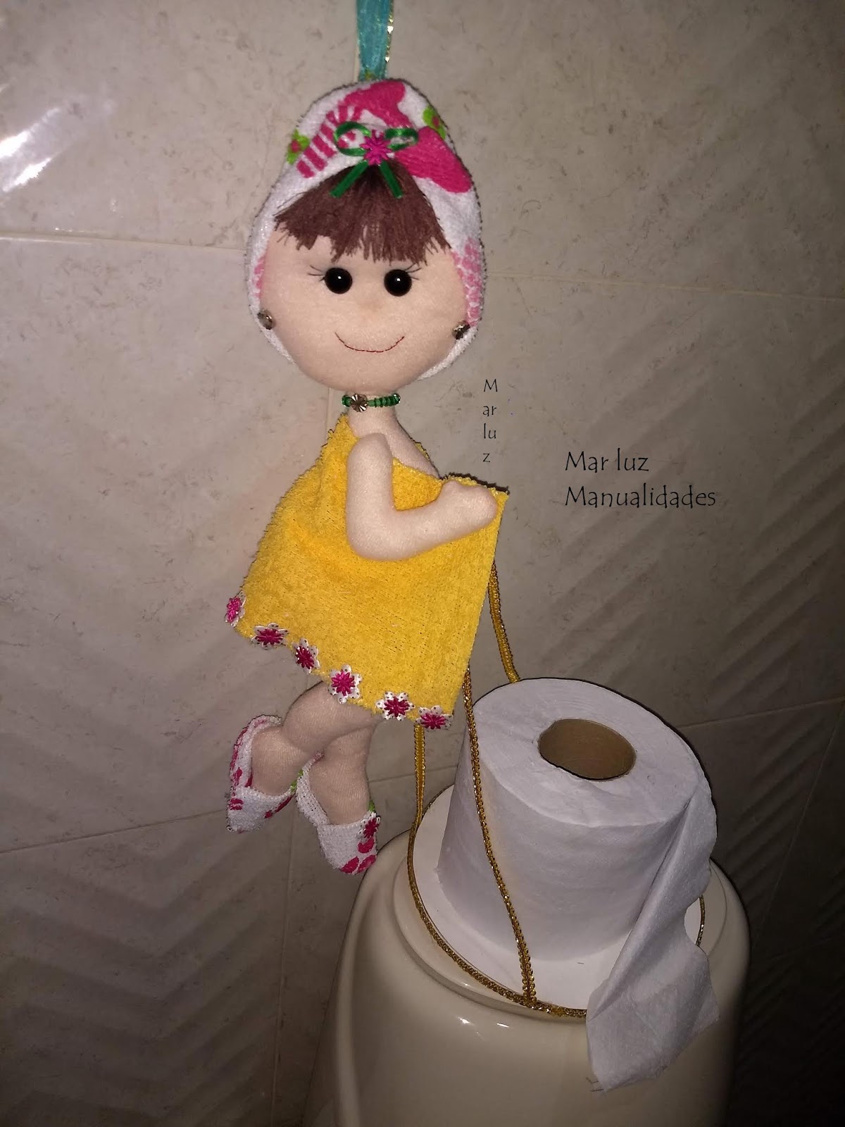 muñeca papel para el baño