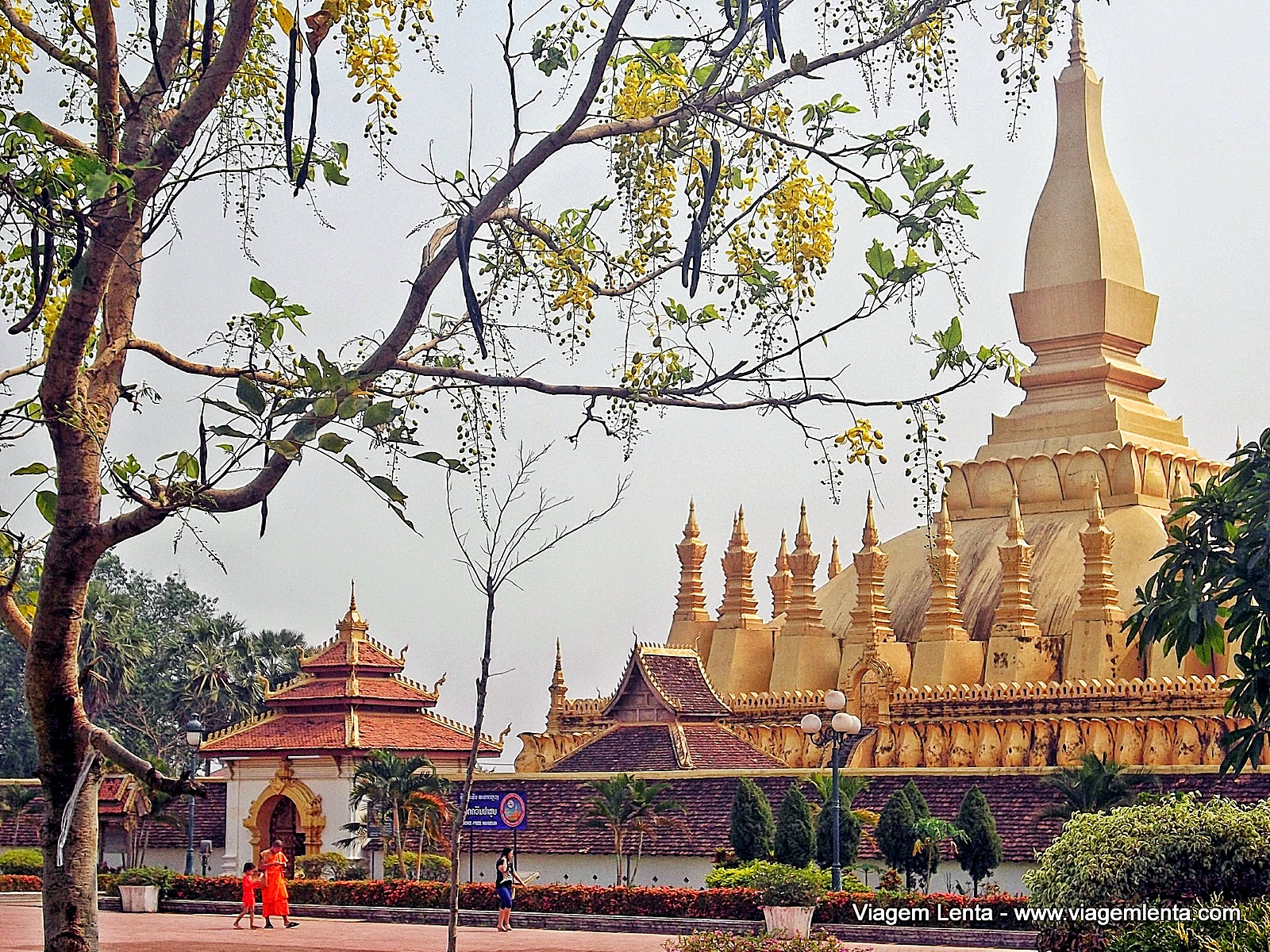 Dias 114 a 117 da viagem: Pakse e Vientiane, capital do Laos Relato da viagem de passagem por Pakse e a visita a Vientiane, capital do Laos. Belas avenidas e templos na praça do Pha That Luang e o COPE.