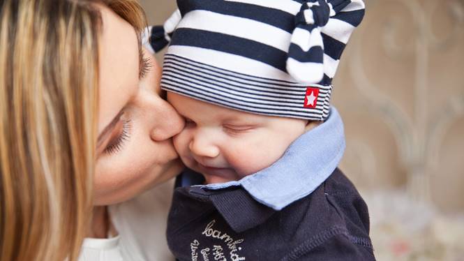 Pahami Ini Gejala Bayi Tidak Cukup Memperoleh ASI kasih sayang ibu kepada bayi