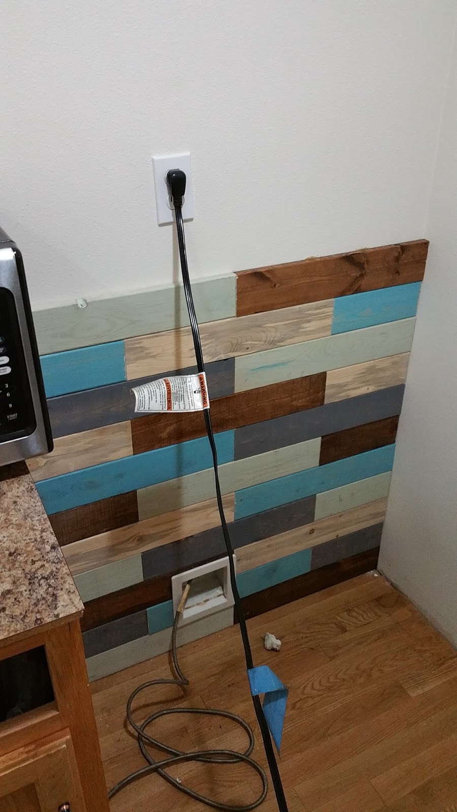 The Rusty Door: DIY kitchen Plank wall