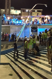 Resultado de imagem para Poste atinge trio de Durval Lelys durante bloco em Campina Grande