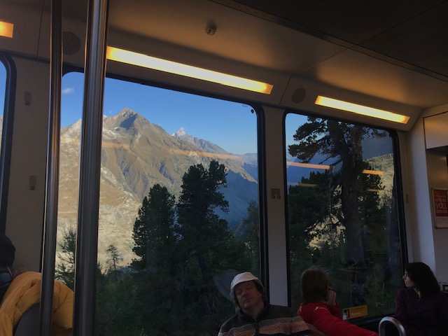 スイス・ツェルマットのゴルナーグラートへ行く山岳列車　車窓からの眺め