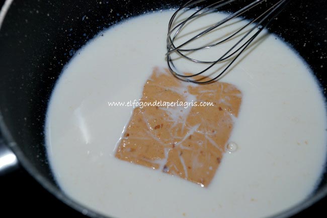 Mezclar el turrón de Jijona para la panna cotta Mezclar el turrón de Jijona para la panna cotta