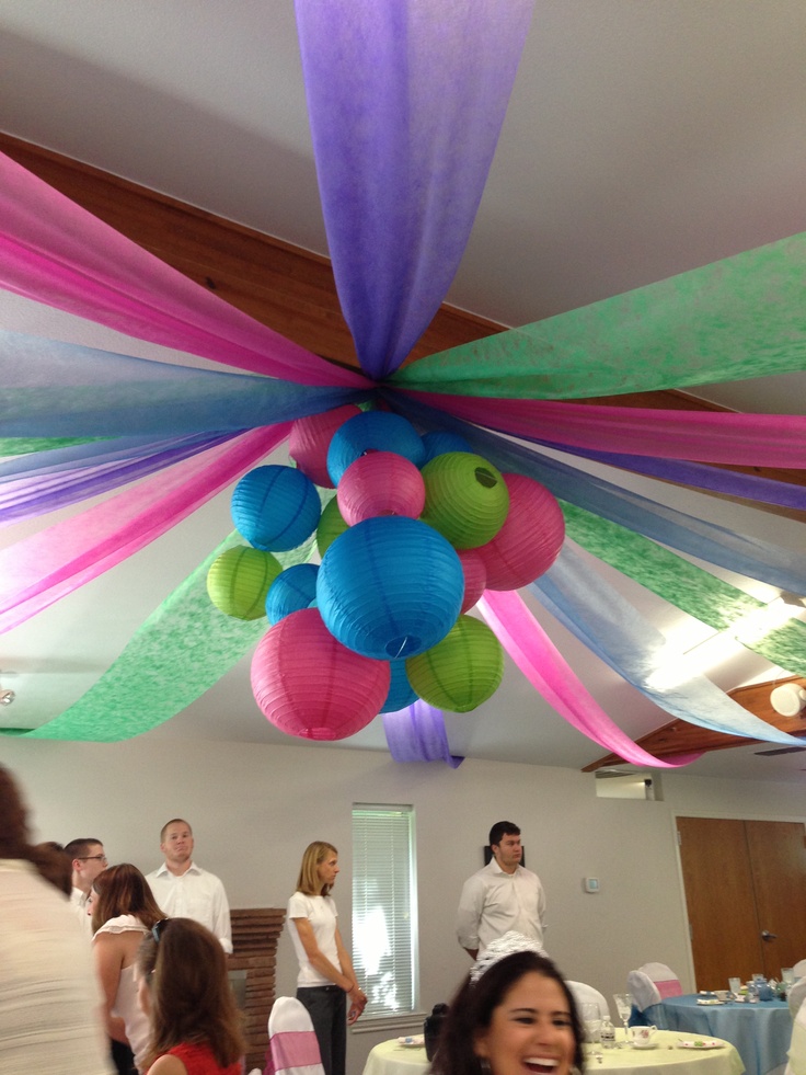 Como decorar el techo con papel creppe