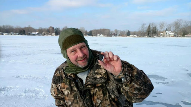 Larry Atkins mostra um dos meteoritos encontrados em Michigan no dia 18 de janeiro de 2018 - Creditos - Darryl Landry