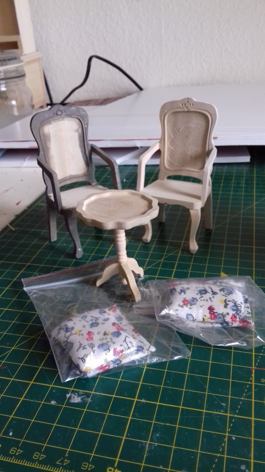 Farmors miniature: spisestue 2. del Spisestue grå