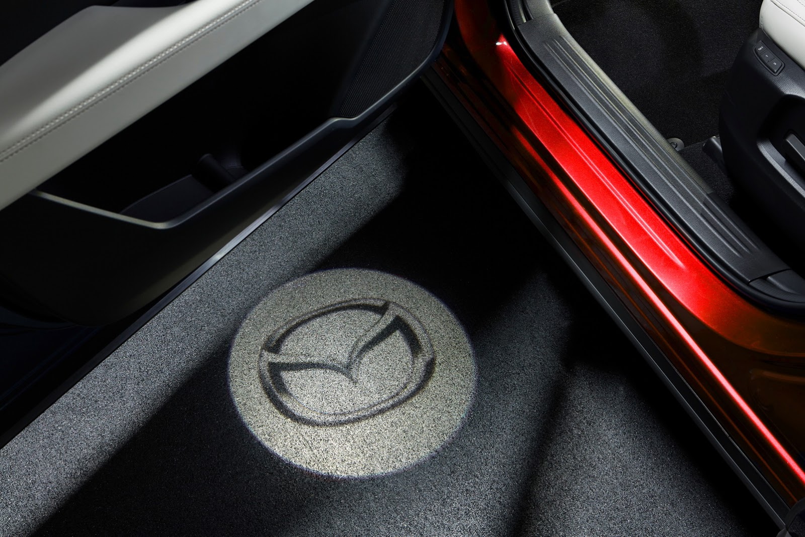 Подсветка мазда сх5. Подсветка дверей с логотипом Мазда СХ-5. Mazda c850v7540b. Аксессуары Мазда сх5. Мазда СХ-5 С подсветкой.