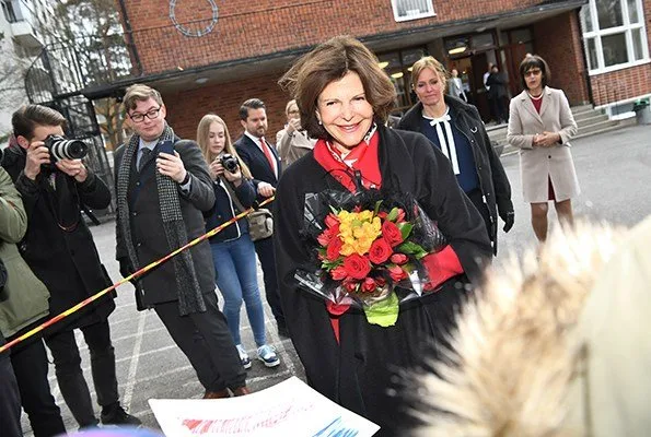 Queen Silvia has purchased the first Mayflower pins for 2017 at the Maltesholm school in Stockholm. Mayflower Charity Foundation for Children