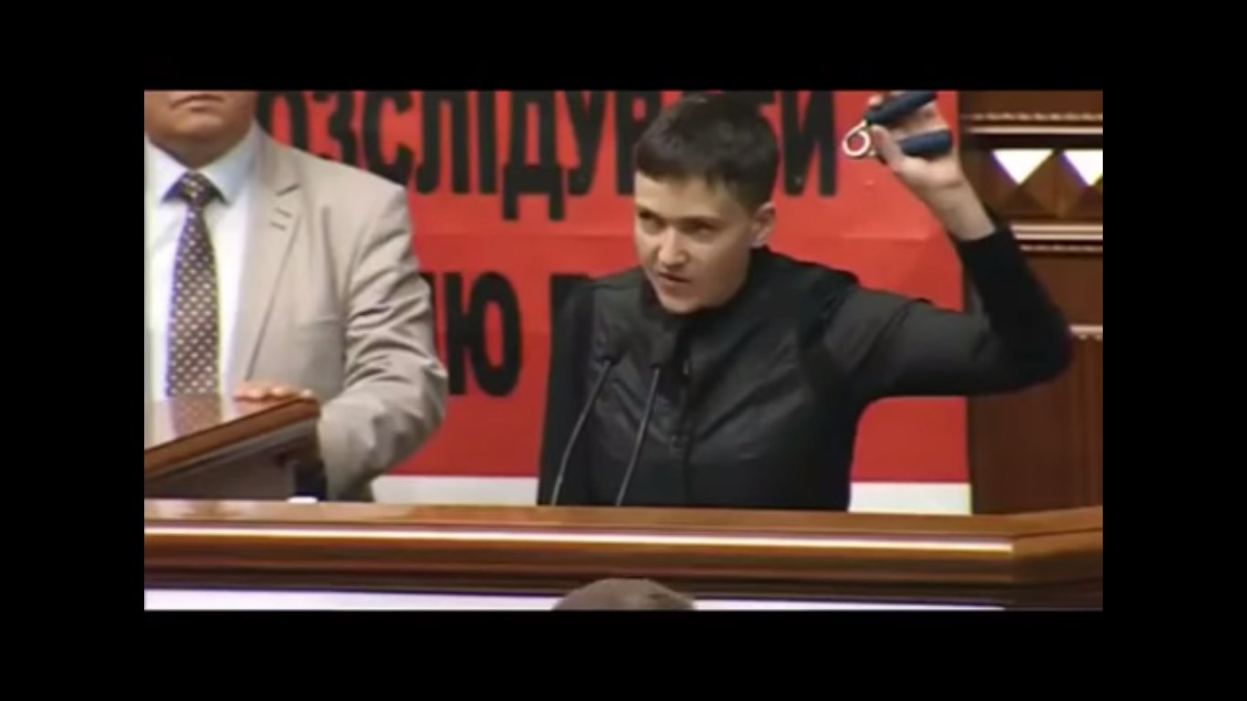 человек с гранатой. савченко съела галстук. депутат украины граната. взрыв гранаты ф1 замедленная съемка. депутат украины граната.