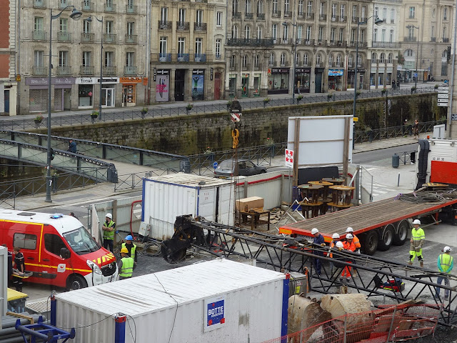 Le blessé est évacué... Il est 11h44...