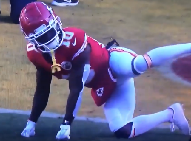 Tyreek Hill pretends to pee like a dog during pregame introductions at AFC Championship game 1/19/2020
