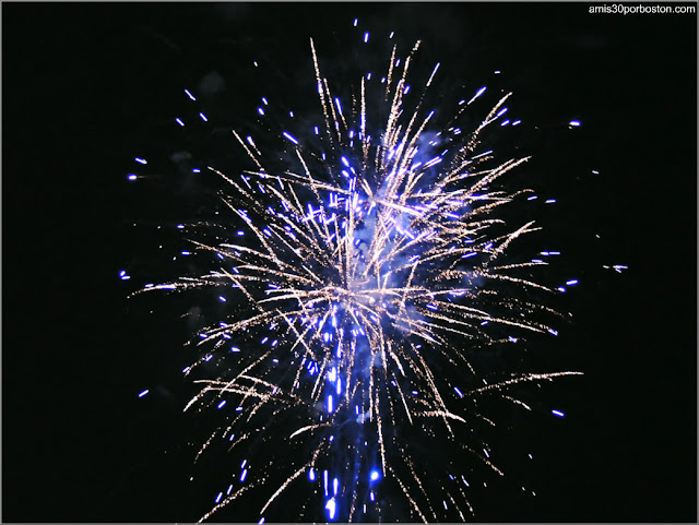 Fuegos Artificiales del Día de la Independencia desde Cambridge Fuegos Artificiales del Día de la Independencia desde Cambridge
