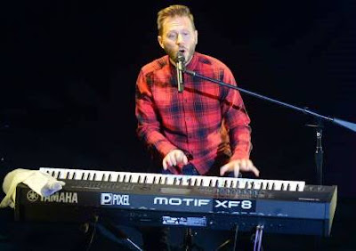Noel Schajris Foto de Noel Schajris cantando en concierto