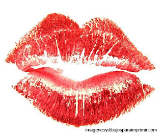 labios pintados de rojo