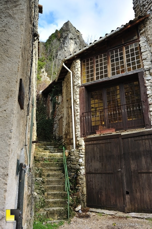 montée d'escalier entre les maisons de chatillon en diois photo Pascal Blachier