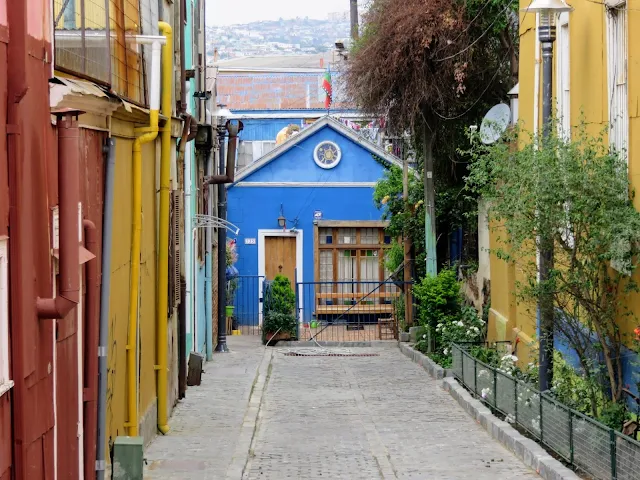 Valparaíso Day Trip from Santiago: colorful blue building down an alleyway