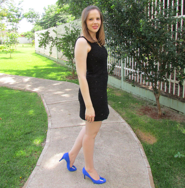 Vestido preto com detalhes de paetÃª Sapato de salto Azul Royal Giulia ...