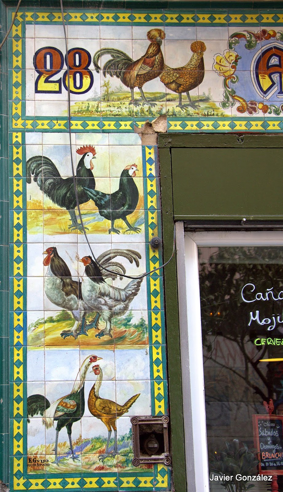Restaurante. Azulejos fachada pintados.