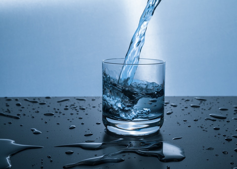 Sirviendo agua en un vaso de cristal